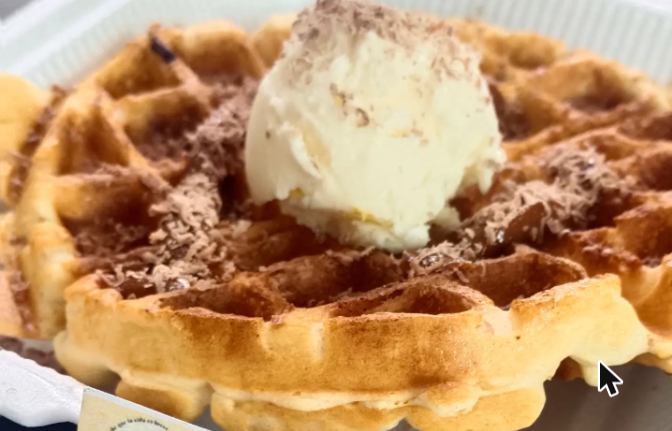 Wafflísimo relleno coronado con helado y chocolate rallado